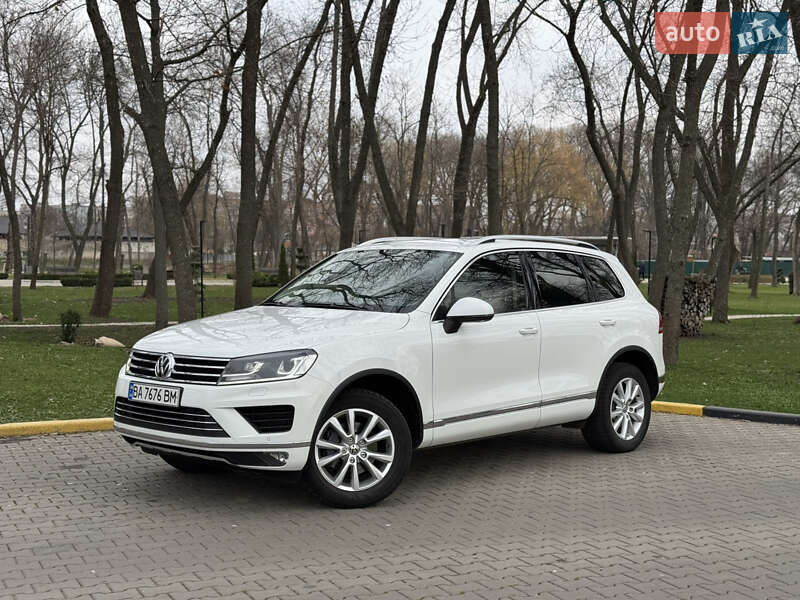 Внедорожник / Кроссовер Volkswagen Touareg 2015 в Александрие