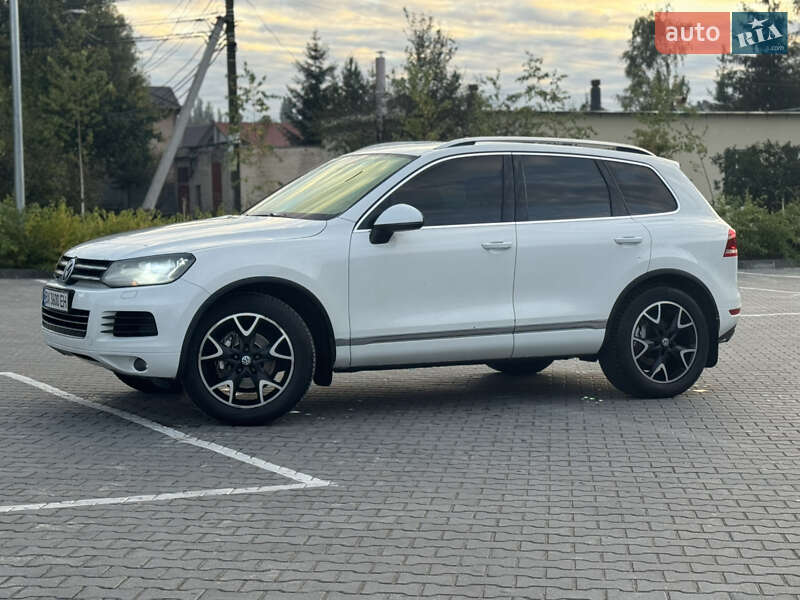 Внедорожник / Кроссовер Volkswagen Touareg 2012 в Хмельницком