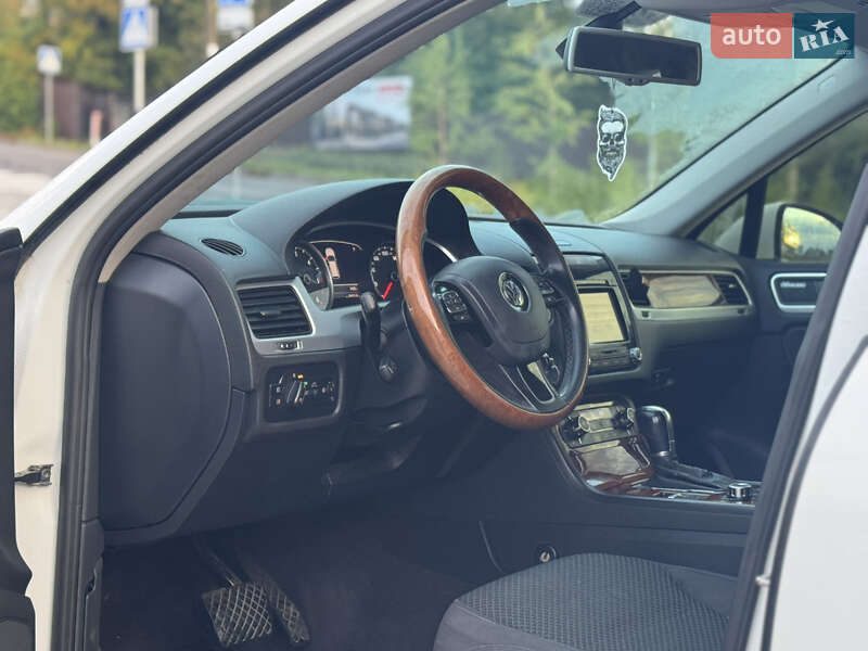 Внедорожник / Кроссовер Volkswagen Touareg 2012 в Хмельницком