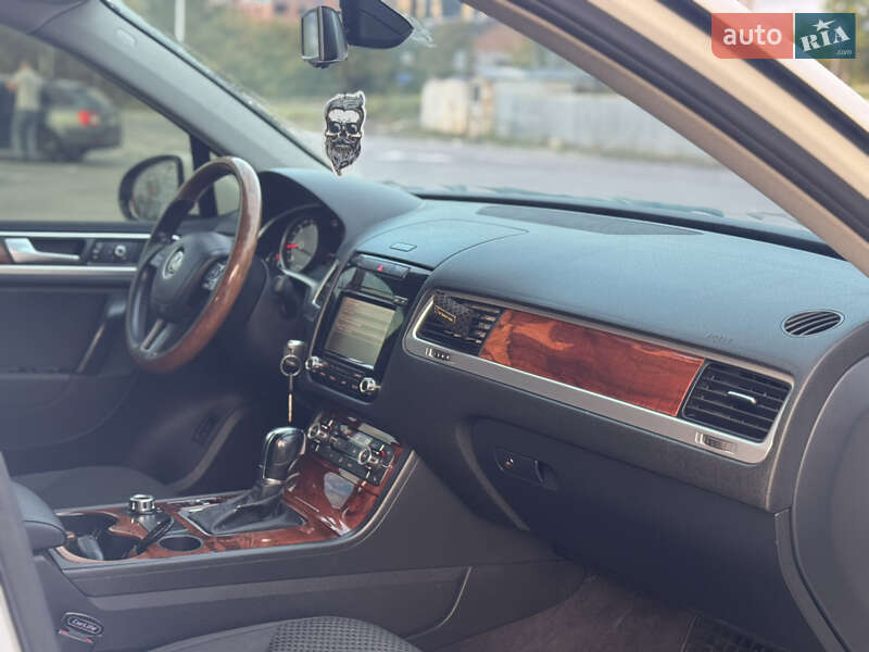 Внедорожник / Кроссовер Volkswagen Touareg 2012 в Хмельницком