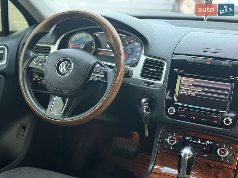 Внедорожник / Кроссовер Volkswagen Touareg 2012 в Хмельницком