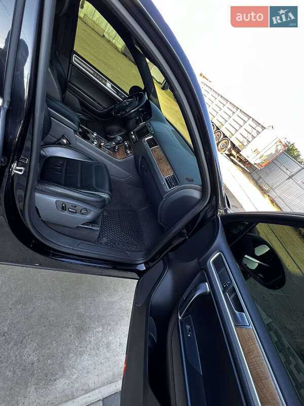 Позашляховик / Кросовер Volkswagen Touareg 2016 в Дніпрі