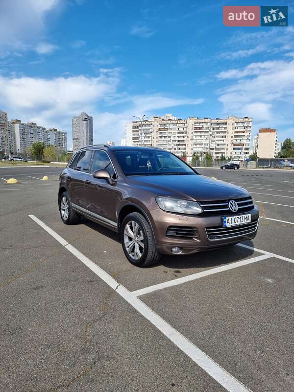 Внедорожник / Кроссовер Volkswagen Touareg 2011 в Киеве