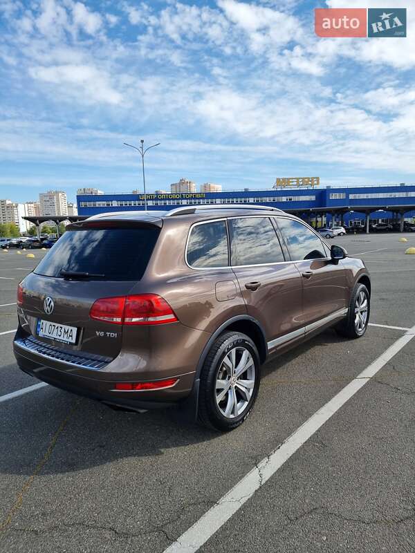 Внедорожник / Кроссовер Volkswagen Touareg 2011 в Киеве