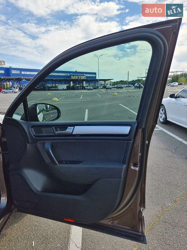 Внедорожник / Кроссовер Volkswagen Touareg 2011 в Киеве