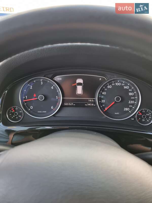 Внедорожник / Кроссовер Volkswagen Touareg 2011 в Киеве