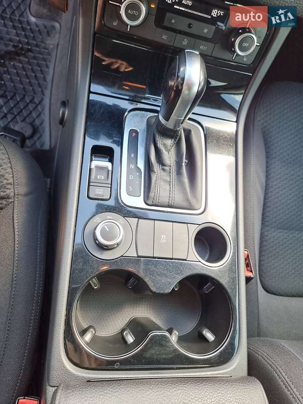 Внедорожник / Кроссовер Volkswagen Touareg 2011 в Киеве