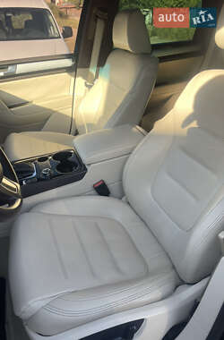 Внедорожник / Кроссовер Volkswagen Touareg 2010 в 