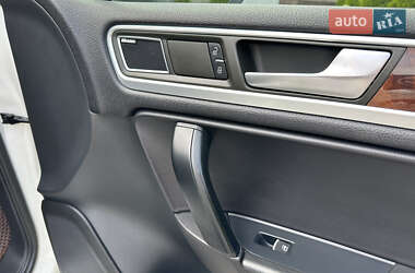 Внедорожник / Кроссовер Volkswagen Touareg 2011 в 