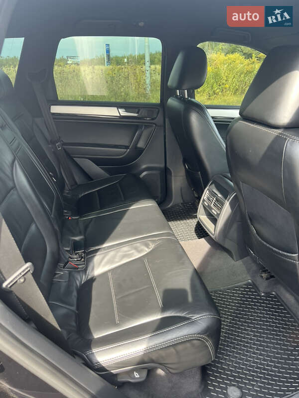 Внедорожник / Кроссовер Volkswagen Touareg 2013 в Львове