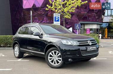 Внедорожник / Кроссовер Volkswagen Touareg 2013 в Киеве