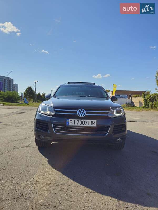 Внедорожник / Кроссовер Volkswagen Touareg 2014 в Полтаве