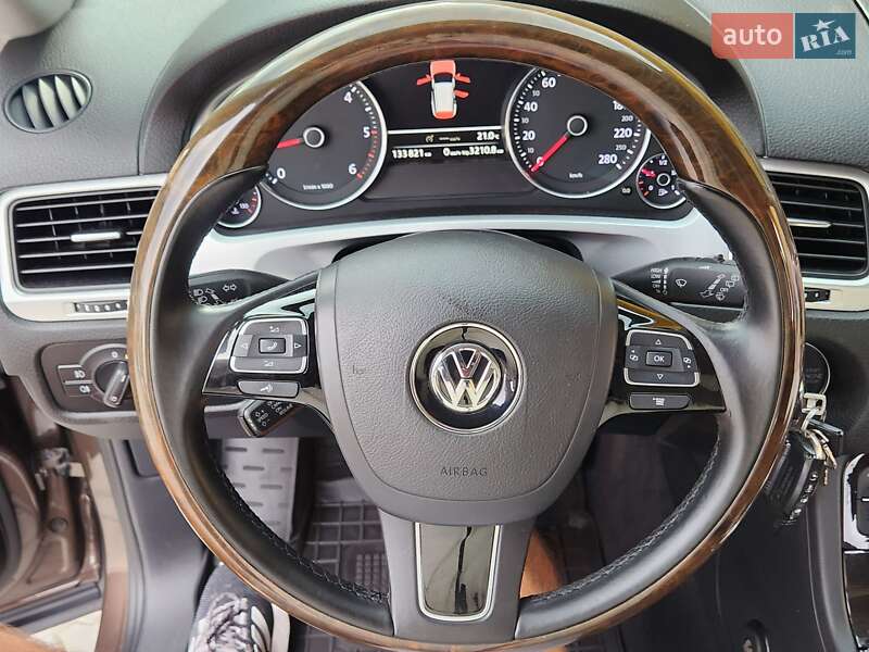 Внедорожник / Кроссовер Volkswagen Touareg 2012 в Виннице