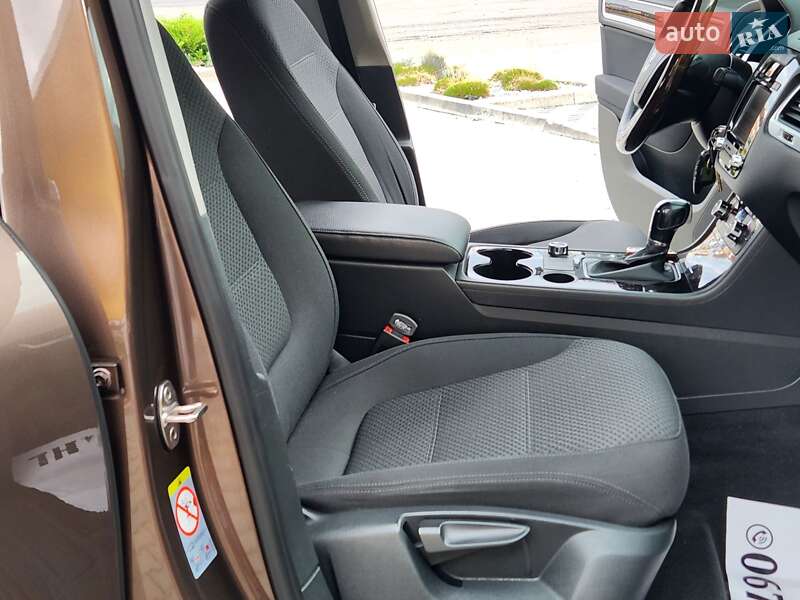 Внедорожник / Кроссовер Volkswagen Touareg 2012 в Виннице