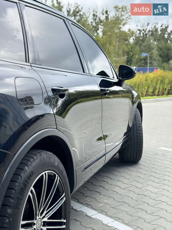 Внедорожник / Кроссовер Volkswagen Touareg 2011 в Львове