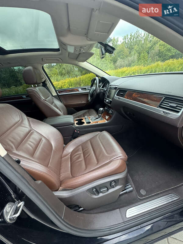 Внедорожник / Кроссовер Volkswagen Touareg 2011 в Львове