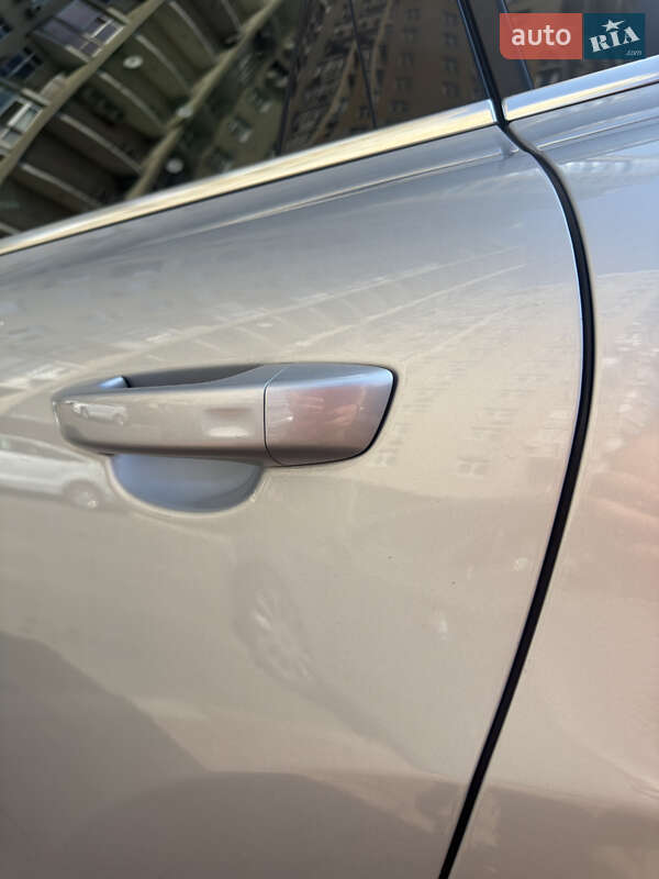 Внедорожник / Кроссовер Volkswagen Touareg 2014 в Киеве