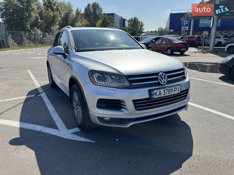 Внедорожник / Кроссовер Volkswagen Touareg 2014 в Киеве