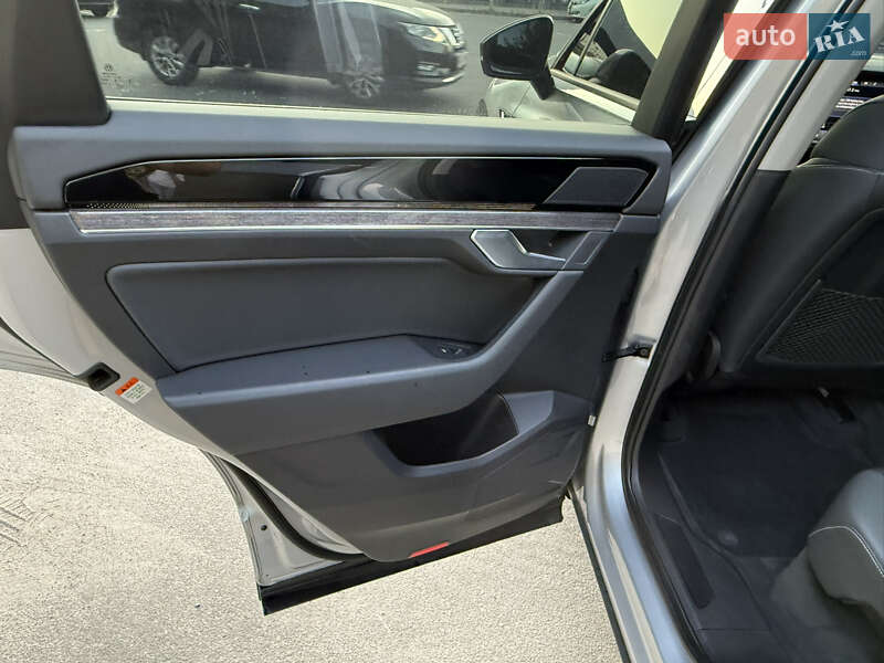 Внедорожник / Кроссовер Volkswagen Touareg 2020 в Киеве