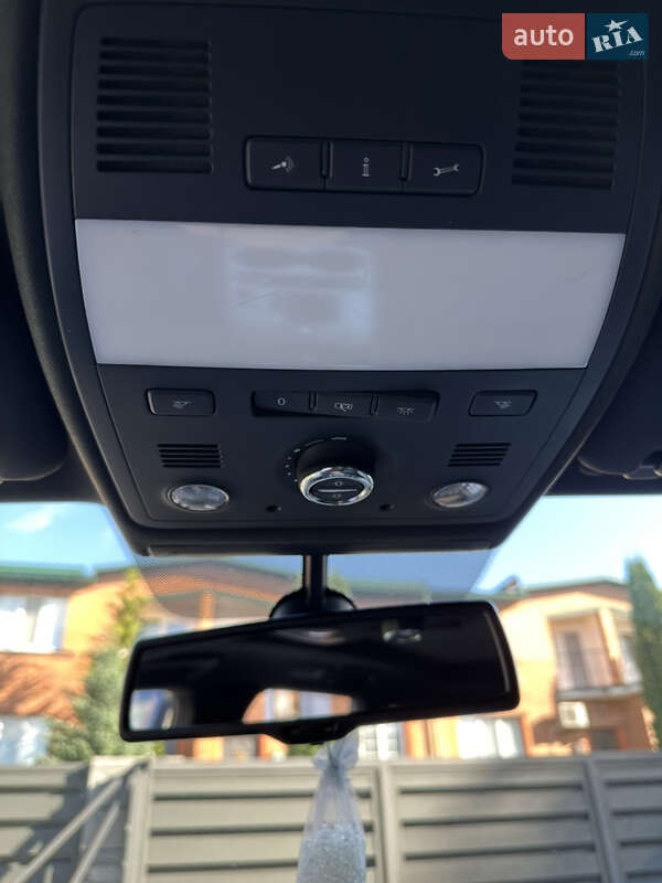 Внедорожник / Кроссовер Volkswagen Touareg 2012 в Тернополе