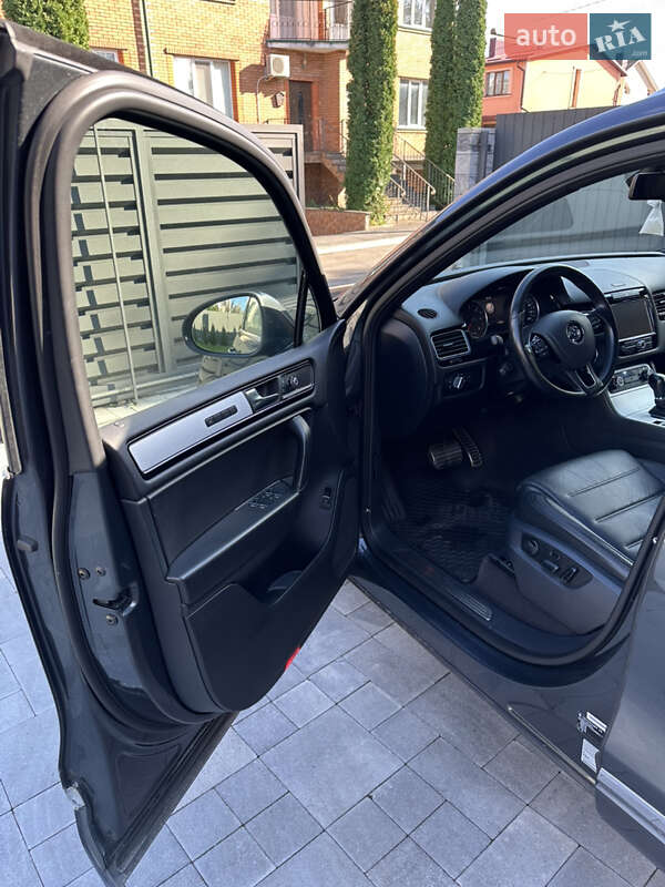 Внедорожник / Кроссовер Volkswagen Touareg 2012 в Тернополе