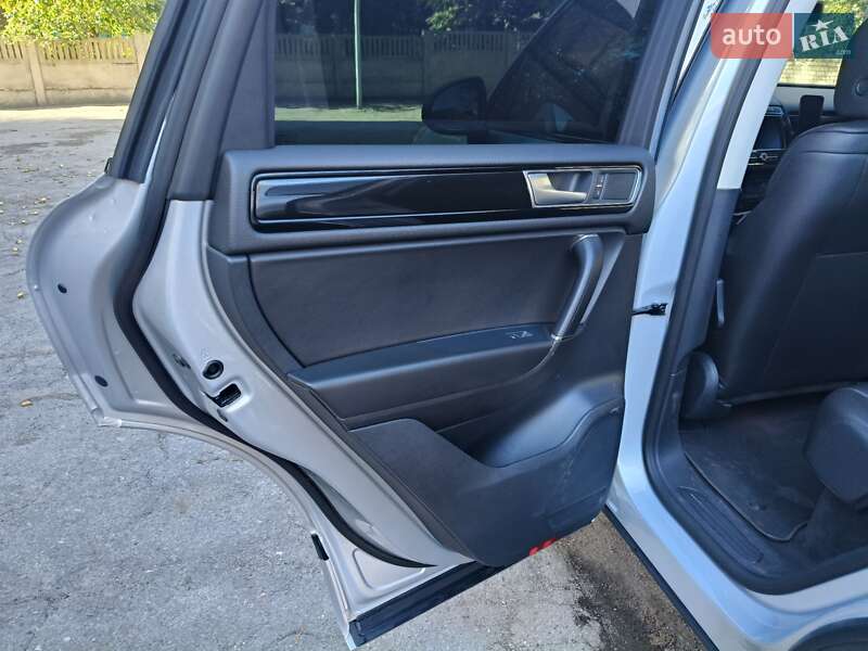 Позашляховик / Кросовер Volkswagen Touareg 2015 в Дніпрі фото 17 Позашляховик / Кросовер Volkswagen Touareg 2015 в Дніпрі