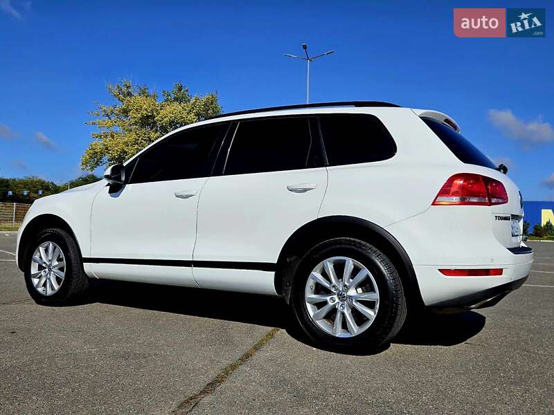 Позашляховик / Кросовер Volkswagen Touareg 2013 в Дніпрі