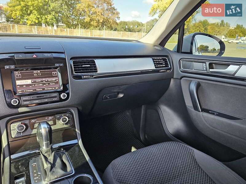 Позашляховик / Кросовер Volkswagen Touareg 2013 в Дніпрі