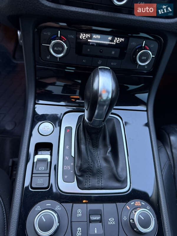 Внедорожник / Кроссовер Volkswagen Touareg 2012 в Баре