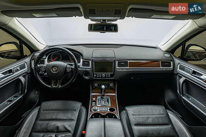 Внедорожник / Кроссовер Volkswagen Touareg 2015 в Киеве