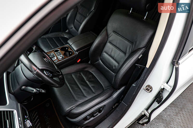 Внедорожник / Кроссовер Volkswagen Touareg 2015 в Киеве