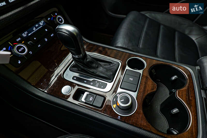 Внедорожник / Кроссовер Volkswagen Touareg 2015 в Киеве