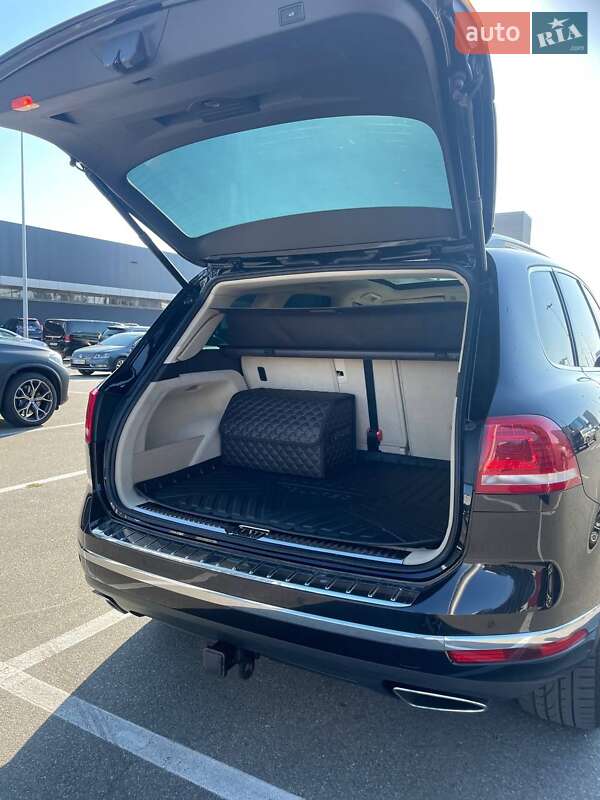 Внедорожник / Кроссовер Volkswagen Touareg 2015 в Киеве