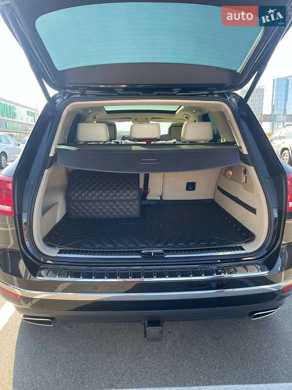 Внедорожник / Кроссовер Volkswagen Touareg 2015 в Киеве