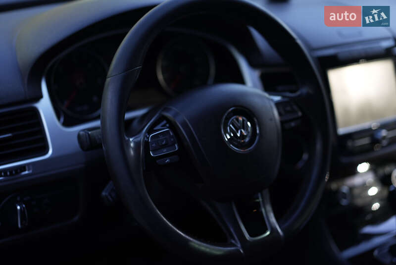 Внедорожник / Кроссовер Volkswagen Touareg 2010 в Сумах