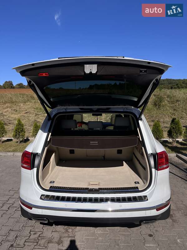 Внедорожник / Кроссовер Volkswagen Touareg 2016 в Львове