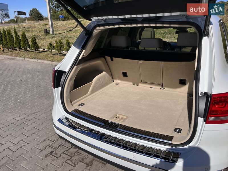 Внедорожник / Кроссовер Volkswagen Touareg 2016 в Львове