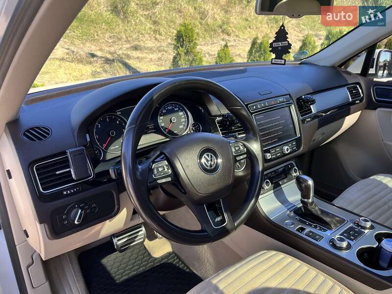 Внедорожник / Кроссовер Volkswagen Touareg 2016 в Львове