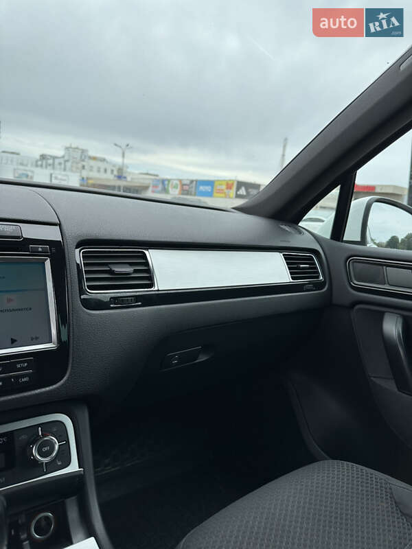 Внедорожник / Кроссовер Volkswagen Touareg 2012 в Житомире