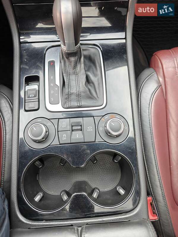 Внедорожник / Кроссовер Volkswagen Touareg 2010 в Харькове