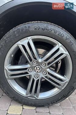 Внедорожник / Кроссовер Volkswagen Touareg 2015 в 