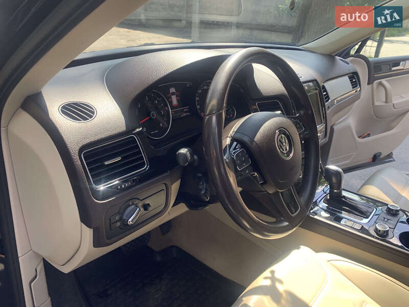 Внедорожник / Кроссовер Volkswagen Touareg 2012 в Киеве