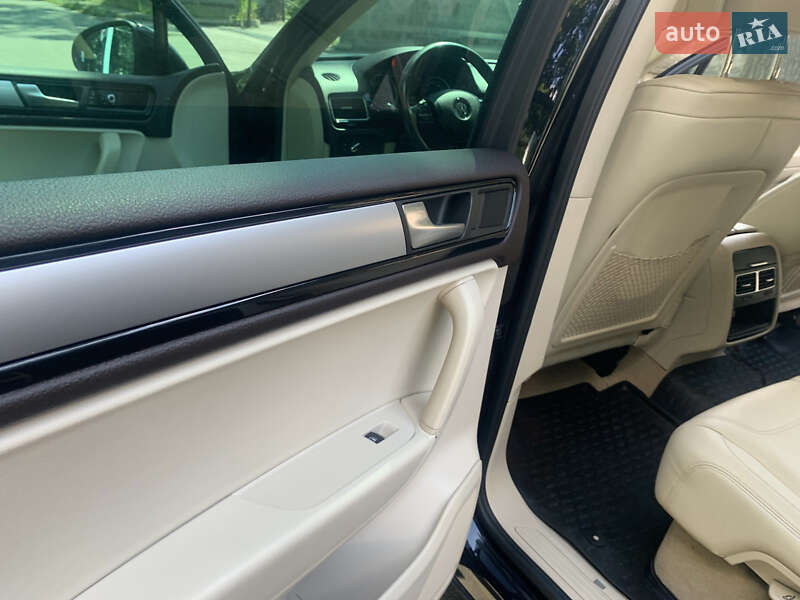 Внедорожник / Кроссовер Volkswagen Touareg 2012 в Киеве