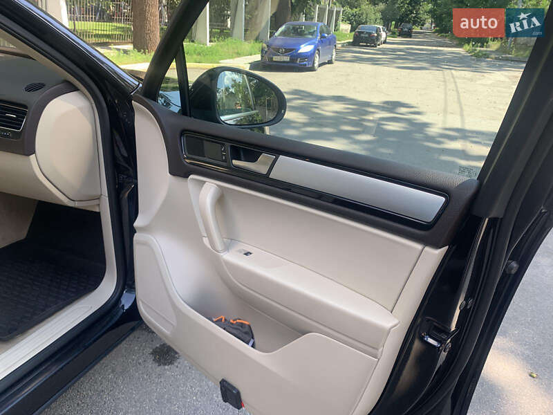 Внедорожник / Кроссовер Volkswagen Touareg 2012 в Киеве