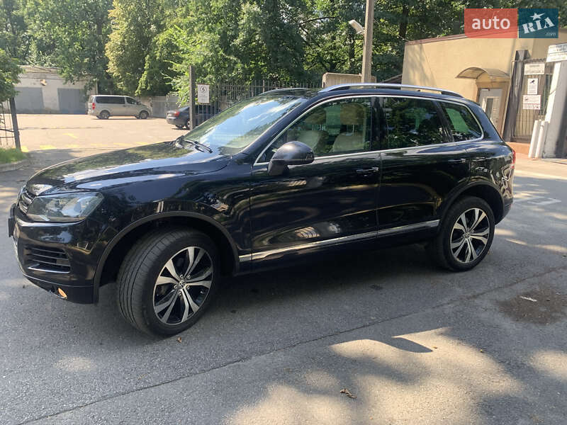 Внедорожник / Кроссовер Volkswagen Touareg 2012 в Киеве