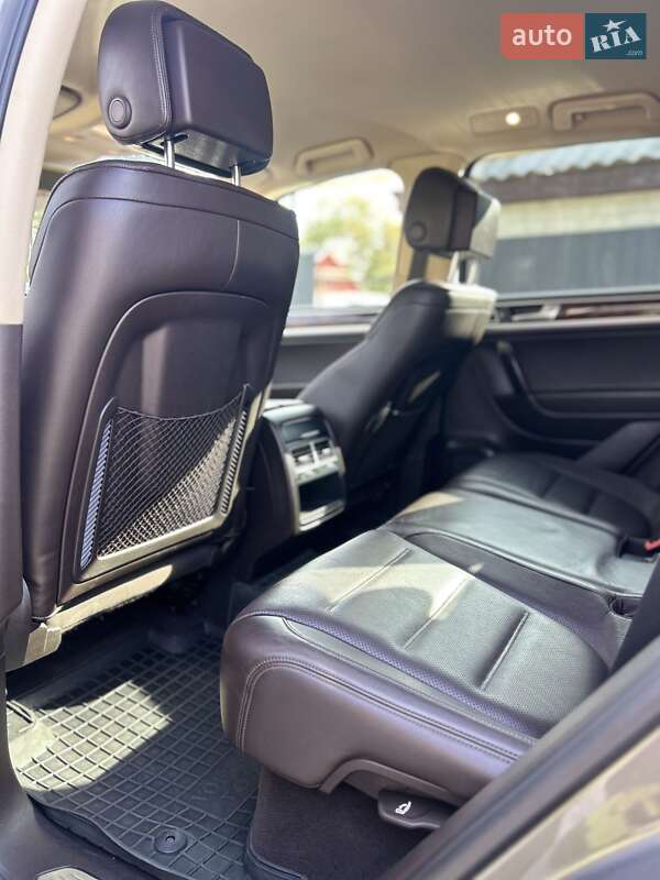 Внедорожник / Кроссовер Volkswagen Touareg 2011 в Александрие