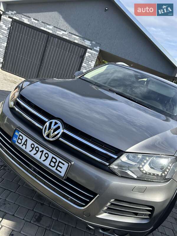 Внедорожник / Кроссовер Volkswagen Touareg 2011 в Александрие