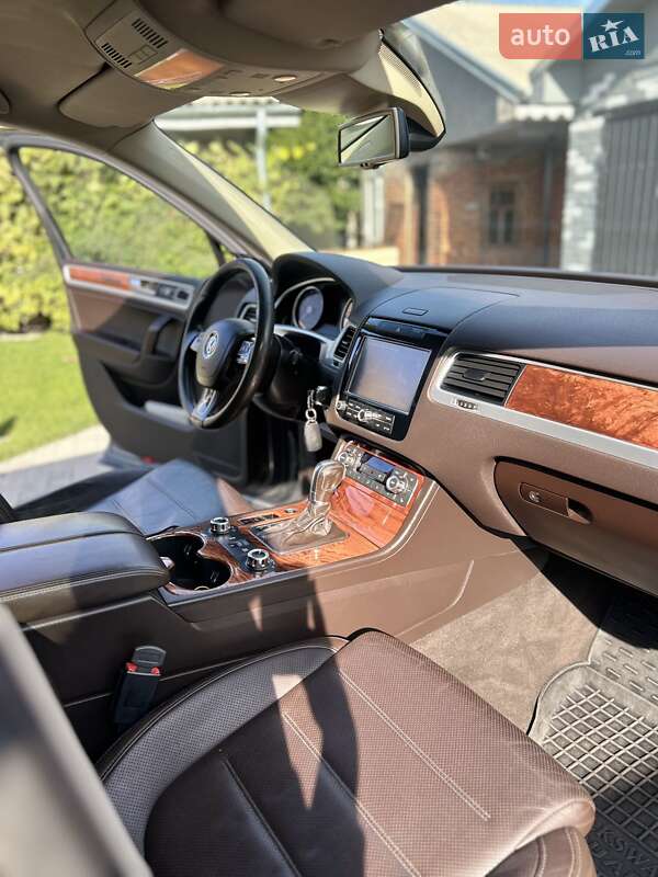 Внедорожник / Кроссовер Volkswagen Touareg 2011 в Александрие