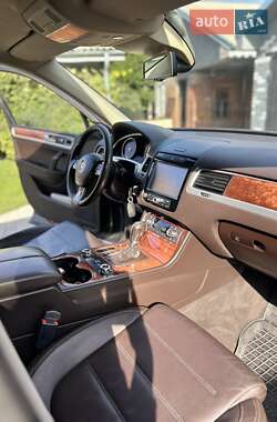 Внедорожник / Кроссовер Volkswagen Touareg 2011 в 