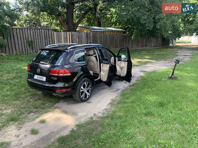 Внедорожник / Кроссовер Volkswagen Touareg 2012 в Киеве